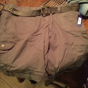 Apt. 9 olive green Cargo shorts w/belt. Size 18.